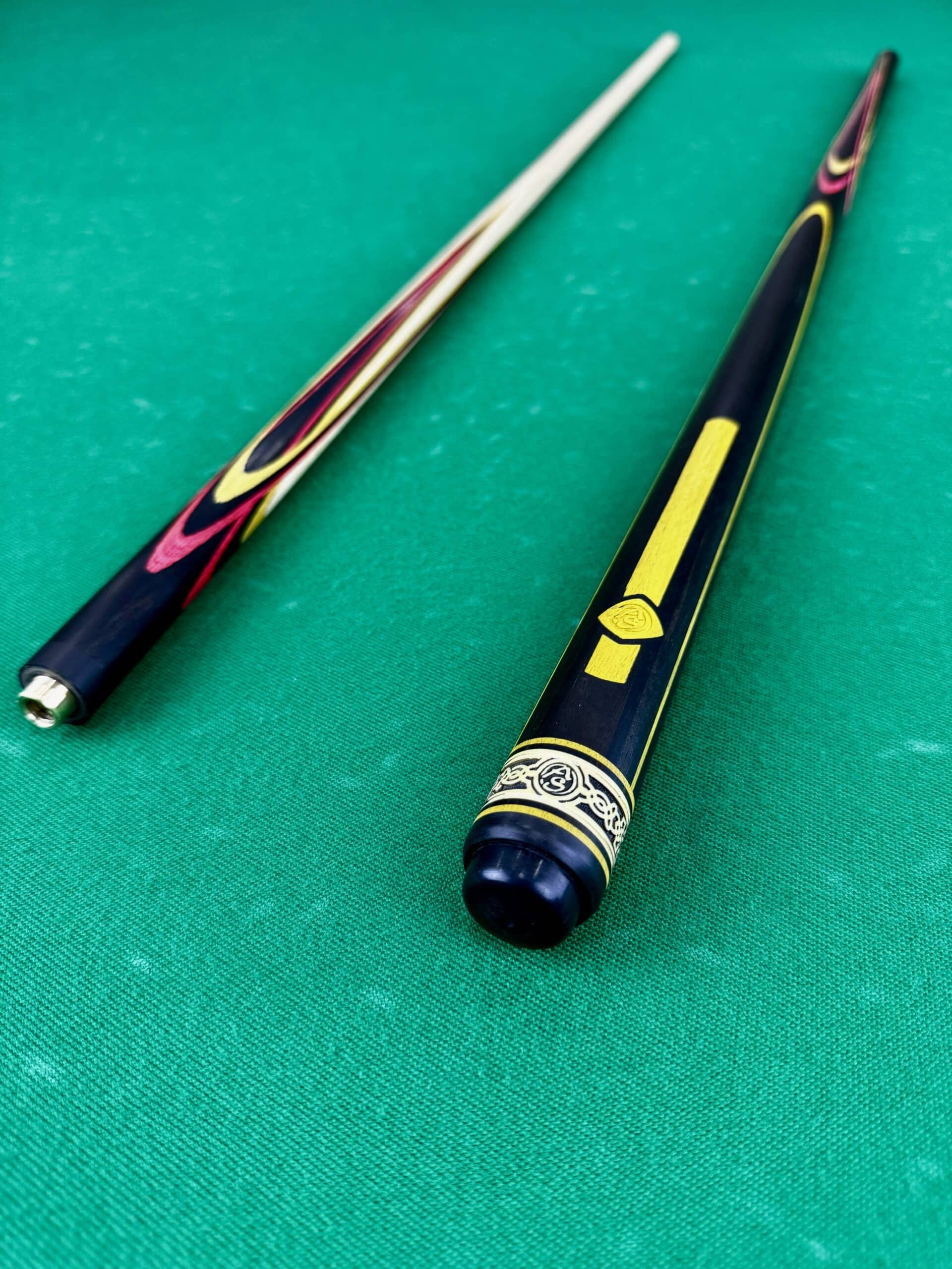 Бильярдный кий Цветок(попугай) эбен+ малиновый+желтый граб 4 лучевой напряженный AS (1)